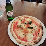 ピッツェリア キアッキェローネ - ナポリビールをグラスに注ぐ前