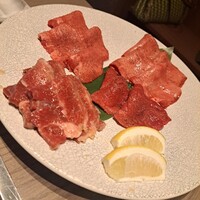 渋谷焼肉 かみ山 - タンの盛り合わせ