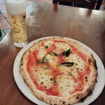 ピッツェリア キアッキェローネ - ナポリビールをグラスに注いだ後