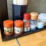肉そば藤七 - 卓上調味料（一味と七味を完備！）