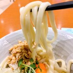 粉の蔵 - 奥久慈卵と納豆の釜玉うどんの麺リフト