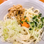 粉の蔵 - 奥久慈卵と納豆の釜玉うどん