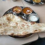 ターリー屋 - 料理写真:2色カレー定食990円 左、バターチキン+110円 右、ジンガマサラ(エビのクリーミーカレー)+110円 ナン仕様 計1210円 ドリンクは別料金 +110円で頼めるd(ゝω・´○)