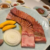 食道園 宗右衛門町本店  - 特選の骨付きカルビ。必食。普通の方も食べたかったが売り切れゴメン。これ2人前18000円。価値あります