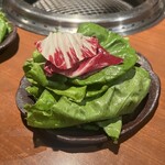 生粋 - サラダはドレッシングが独特。美味しい。