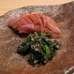 凛々 鈴のや - お通し　漬けまぐろ握り　ほうれん草のお浸し