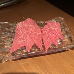 生粋 - 赤みのお刺身。甘めのお醤油につけて食べます。