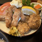 なか里 - 左が鳥のスティック唐揚げ、右がズワイガニのフライ