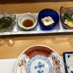 銀寿司 - お通し(海ぶどう、和豆腐、イカの酢味噌和え)