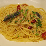 シチリアの朝市 - イワシとセミドライトマトのペペロンチーノ