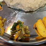 ヴィントゥナ ダイニングアンドバー - 大根のアチャール、ミックスアチャール、アル