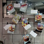 Patisserie Richroma - ホールケーキの案内のディスプレイ