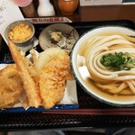 うどん たかしま - ひやひや（中・500円）＋野菜天（４種300円）・巾着カレー天（150円）