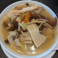 御膳房 銀座店 - きのこ鍋　よそってもらったところ