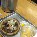 煮込みの店 おおこし - 煮込み＋サービスたくあん♪ハイボール☆