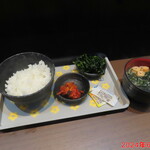 感動の肉と米 - ご飯、味噌汁、キムチ、漬物、肉そぼろなど写真の様なのは食べ放題です