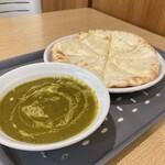 アジアンカレーアンドナン - ほうれん草チキンカレー＆チーズナン