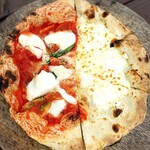 カフェテラス 空と樹 - pizza マルゲリータ&クアトロのハーフ&ハーフ