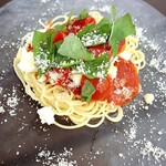 カフェテラス 空と樹 - トマトとピクルスとモッツァレラの冷製パスタ