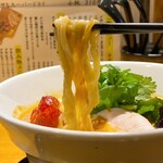 麺処 飯田家 - 粘度のある鶏白湯カレースープが麺によく絡む