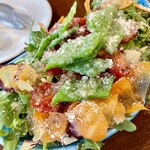 トラットリア・築地パラディーゾ - 季節のサラダ@1,600円  サニーレタス、ルッコラ、トマト、ニンジン、サツマイモ、モロッコインゲン！そこにパルミジャーノチーズとドレッシングが掛かって美味〜い！生野菜は久しぶりだったもんでペロリ！