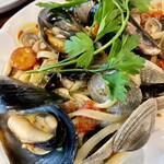 トラットリア・築地パラディーゾ - ペスカトーレ@3,600円  コチラのスペシャリテ！貝とトマトの旨味の海！ペスカトーレがスープを吸って最高！