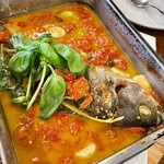 トラットリア・築地パラディーゾ - 本日の鮮魚(イサキ)のアクアパッツァ@4,200円  イサキはフワッフワッ！あとはトマトとニンニクしか入ってないのに、なんたる旨味！フレッシュバジルがいいアクセントに！あぁ美味いなぁ！幸せ！