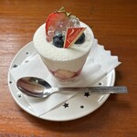 志をじ - 苺のチーズパフェ