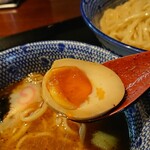 中華蕎麦 金魚 - ワンタンつけ蕎麦1050円＋クーポンで煮玉子無料