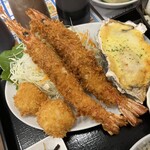 わ楽 - 有頭海老フライ、殻付き牡蠣の味噌チーズ焼きなど