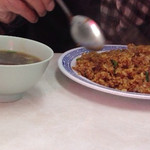 新福菜館 - 2014.3.23　ヤキメシ500円。
      ヤキメシもスープもブラックでした。
      向かいの人が美味しそうに食べてた（笑）