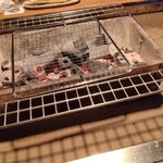 ごん助 - 炭が置かれると一気に暑くなる