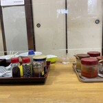 みんみんラーメン 本店 - 調味料豊富　一番右端は焼豚そぼろ、ご飯に最高♡