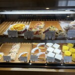 プティ・クレール - ショーケースの中には冷蔵のケーキやプリンなどが