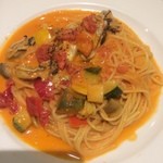 イタリアンダイニング　カリーナ - ランチのパスタ
            牡蠣と野菜のトマトソース
            ちと薄味かなー？