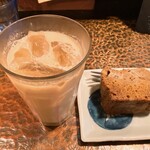 タイニーカフェ - アイスチャイ、バナナケーキ