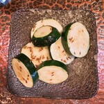 タイニーカフェ - ズッキーニのクミンシード炒め