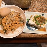 タイニーカフェ - 納豆丼煮卵付き、冷奴