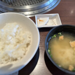 焼肉の白川 - ライス、味噌汁