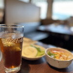 焼肉の白川 - セットのミニサラダ、香のもの、ソフトドリンク