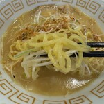 SUKIYA Juhachigo Karuizawa Ten - 麺リフト　ねぎに隠れていますがチャーシュー2枚とメンマ2、3個入っています。
