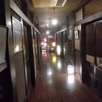 ごん助 - 母屋の廊下