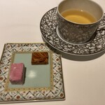 シェ・イノ - 小菓子（ギモーブ＆カシスのフロランタン）・ハーブティー（カモミール）