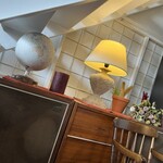 ANTIQUE - 階段下の白い地球儀