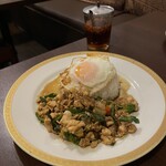 タイシティ 富里本店 - バジル炒めとフライドエッグ鶏肉990円