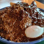 くいしん坊 - ハーフ＆ハーフとんかつ大盛り大辛温泉卵乗せ