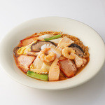 南国酒家 - 料理写真:定番人気！五目具だくさんあんかけやきそば