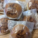 鳴海餅本店 - 料理写真:どら焼きの皮に山鉾の焼き印がされていました