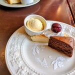 山本珈琲倶楽部 - マヤリモというダークチェリーののったチーズケーキとガトウショコラの2種盛り（2024.7）