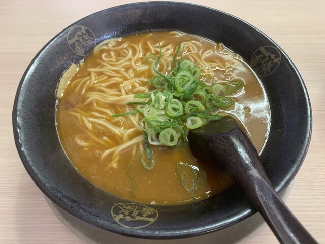 藤一番カレーラーメンにニンニク投入！』by KAT-N : 藤一番 太平通店